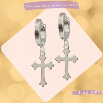 Arracadas con cruces en color plateado de acero inoxidable