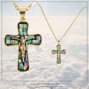 Collar dorado con un dije de cruz de acero inoxidable con piedras verdes, joyeria religiosa con cruces, accesorios para mujer religiosos, collar con cruz religiosa 