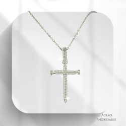 Collar plateado con dije cruz con clavos de acero inoxidable y cristales, este tipo de joya no solo es un complemento de moda, sino que también puede tener un significado religioso o espiritual para quien la lleva. Es un regalo especial como bautizos, confirmaciones o aniversarios, y es un clásico que nunca pasa de moda.