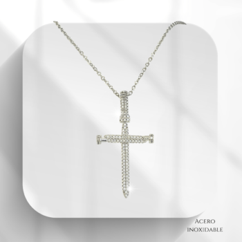 Collar plateado con dije cruz con clavos de acero inoxidable y cristales, este tipo de joya no solo es un complemento de moda, sino que también puede tener un significado religioso o espiritual para quien la lleva. Es un regalo especial como bautizos, confirmaciones o aniversarios, y es un clásico que nunca pasa de moda.