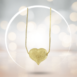 Collar dorado de acero inoxidable con dije de corazón