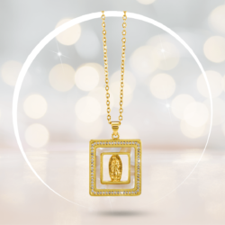 Joyeria religiosa, bisuteria religiosa, Collar religioso con la Virgen de Guadalupe en base de concha y cristales Las medallas tienen un significado profundo y simbólico para quienes las portan, ya que representan su fe, devoción y protección divina. Las más comunes son las Medallas de San Benito, la Virgen de Guadalupe, San Juditas,  los Rosarios y las  Cruces.