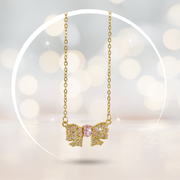 Los collares de moda con moños están ganando popularidad como un accesorio encantador y versátil. Estos collares combinan la elegancia clásica de los moños con la modernidad y el estilo contemporáneo, lo que los convierte en una elección perfecta para quienes desean añadir un toque femenino y sofisticado a su atuendo. Los diseños varían desde moños pequeños y delicados hasta grandes y llamativos, permitiendo a las personas encontrar el mejor estilo que se adapte a su estilo personal.