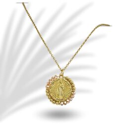 Medalla de la Virgencita de Guadalupe plateada en acero inoxidable, quien es considerada la patrona de México, la Virgen de Guadalupe es una figura maternal y protectora. es mucho más que un simple objeto religioso; es un símbolo de esperanza, identidad y devoción profunda.