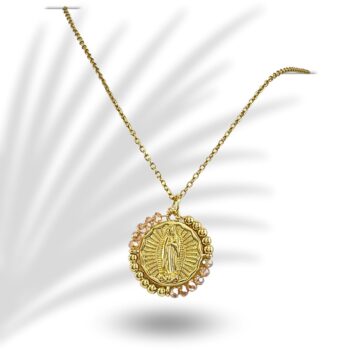 Medalla de la Virgencita de Guadalupe plateada en acero inoxidable, quien es considerada la patrona de México, la Virgen de Guadalupe es una figura maternal y protectora. es mucho más que un simple objeto religioso; es un símbolo de esperanza, identidad y devoción profunda.