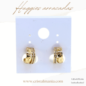 Aretes huggies de moda 2024 - 2025. Arracadas huggies doradas con cristales 1.20 x 0.70 cms. Las arracadas huggies son un accesorio popular y versátil que se ha vuelto esencial en el guardarropa de muchas mujeres. Estos pendientes ofrecen un diseño elegante y cómodo, ideal para el uso diario o para ocasiones especiales.