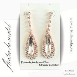 Aretes de noche rose gold con cristal 9 x 0.70 cms. Los aretes de noche con cristales son una elección elegante y sofisticada para cualquier ocasión especial. Estos accesorios son perfectos para agregar un toque de brillo y glamour a tu atuendo nocturno, ya sea una cena formal, una fiesta o un evento social