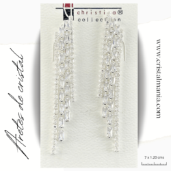 Aretes de noche plateados con cristal blanco 7 x 1.20 cms. Elegir los aretes adecuados puede transformar por completo tu atuendo nocturno, añadiendo un toque de sofisticación y elegancia. Al elegir tus aretes, considera el estilo de tu vestido y el peinado que llevarás para asegurarte de que todo el conjunto esté en armonía. ¡Disfruta de tu noche con el brillo perfecto!
