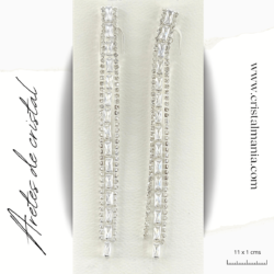 Aretes de noche plateados de cristal blanco 11 x 1 cms. Elegir los aretes adecuados puede transformar por completo tu atuendo nocturno, añadiendo un toque de sofisticación y elegancia. Al elegir tus aretes, considera el estilo de tu vestido y el peinado que llevarás para asegurarte de que todo el conjunto esté en armonía. ¡Disfruta de tu noche con el brillo perfecto!