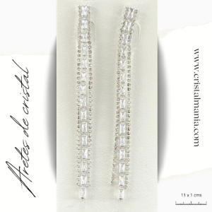 Aretes de noche plateados de cristal blanco 11 x 1 cms. Elegir los aretes adecuados puede transformar por completo tu atuendo nocturno, añadiendo un toque de sofisticación y elegancia. Al elegir tus aretes, considera el estilo de tu vestido y el peinado que llevarás para asegurarte de que todo el conjunto esté en armonía. ¡Disfruta de tu noche con el brillo perfecto!