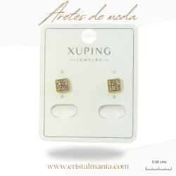 Aretes pequeños cuadrados 0.50 cm dorados con cristales. Los aretes son un accesorio esencial en el mundo de la moda femenina. No solo completan un atuendo, sino que también pueden expresar la personalidad y el estilo de quien los lleva. Aretes de moda para mujer que están causando sensación este año