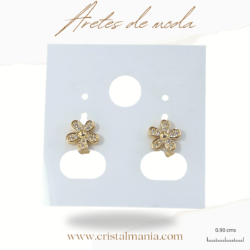 Aretes pequeños forma flor 0.90 cm dorados con cristales. Los aretes son un accesorio esencial en el mundo de la moda femenina.