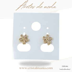 Aretes pequeños forma flor 0.90 cm dorados con cristales. Los aretes son un accesorio esencial en el mundo de la moda femenina.