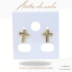 Aretes pequeños forma cruz 1.10 x 0.80 cm dorados con cristales. Los aretes son un accesorio esencial en el mundo de la moda femenina. No solo completan un atuendo, sino que también pueden expresar la personalidad y el estilo de quien los lleva. Aretes de moda para mujer que están causando sensación este año
