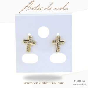 Aretes pequeños forma cruz 1.10 x 0.80 cm dorados con cristales. Los aretes son un accesorio esencial en el mundo de la moda femenina. No solo completan un atuendo, sino que también pueden expresar la personalidad y el estilo de quien los lleva. Aretes de moda para mujer que están causando sensación este año