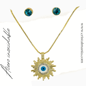 Collar dorado con dije de ojo turco con aretes. La joyería con el ojo turco ha ganado popularidad en todo el mundo no solo por su belleza, sino también por su significado cultural y espiritual. Este amuleto, conocido como nazar, es ampliamente utilizado para protegerse contra el mal de ojo y atraer buena suerte.