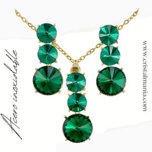 Collar y aretes dorados acero inoxidable con cristales verdes. Los collares son un accesorio esencial que puede transformar cualquier conjunto, añadiendo un toque de elegancia y estilo personal. Gran tendencia para mujer, los cuales son perfectos para quienes buscan un look moderno y sofisticado.