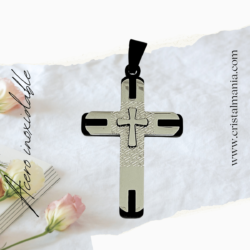 Cruz negra con plateado en acero inoxidable. Las cruces  son mucho más que simples accesorios; son símbolos de fe y esperanza que se pueden llevar cerca del corazón. Ya sea como un regalo para un ser querido o como una expresión personal de devoción.