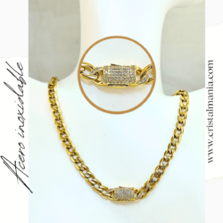Cadena dorada en acero inoxidable y el broche con cristales. Las cadenas de acero inoxidable han ganado popularidad tanto entre hombres como mujeres debido a su durabilidad, estilo y versatilidad. Las cadenas de acero inoxidable son una excelente elección tanto por su aspecto como por su funcionalidad