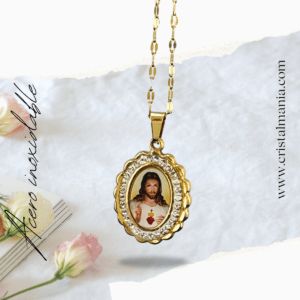 Collar con dije del sagrado corazón de Jesus dorado en acero inoxidable. La joyería con el Sagrado Corazón de Jesús es una hermosa manera de expresar la fe y llevar un recordatorio personal y constante del amor y sacrificio de Cristo. La joyería religiosa es un sector que combina la espiritualidad con la belleza y la tradición