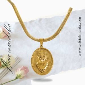 Cadena y medalla del sagrado corazón de Jesus dorado en acero inoxidable. La joyería con el Sagrado Corazón de Jesús es una hermosa manera de expresar la fe y llevar un recordatorio personal y constante del amor y sacrificio de Cristo. La joyería religiosa es un sector que combina la espiritualidad con la belleza y la tradición