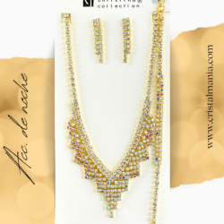 Collar, aretes y pulsera dorados de cristal blanco y tornasol Christina Collection. Juego de collares y aretes perfecto para acompañar un vestido de noche puede transformar completamente tu look, haciéndote destacar en cualquier evento. Accesorios de noche para tu vestido de noche.
