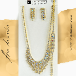 Collar, aretes y pulsera dorados de cristal blanco y tornasol Christina Collection. Juego de collares y aretes perfecto para acompañar un vestido de noche puede transformar completamente tu look, haciéndote destacar en cualquier evento. Accesorios de noche para tu vestido de noche.
