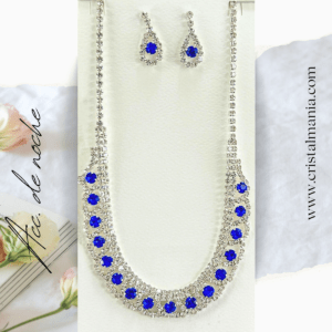 Collar y aretes plateados con cristal azul rey de cristal marca Christina Collection para escote redondo. Juego de collares y aretes perfecto para acompañar un vestido de noche puede transformar completamente tu look, haciéndote destacar en cualquier evento. Accesorios de noche para tu vestido de noche.