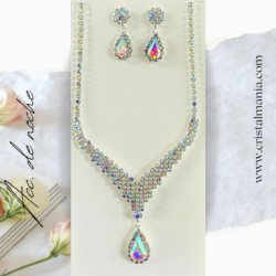 Collar y aretes plateados cristal tornasol para vestidos cuellos V marca Christina Collection. Juego de collares y aretes perfecto para acompañar un vestido de noche puede transformar completamente tu look, haciéndote destacar en cualquier evento. Accesorios de noche para tu vestido de noche.