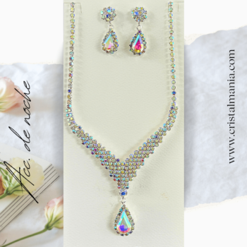 Collar y aretes plateados cristal tornasol para vestidos cuellos V marca Christina Collection. Juego de collares y aretes perfecto para acompañar un vestido de noche puede transformar completamente tu look, haciéndote destacar en cualquier evento. Accesorios de noche para tu vestido de noche.