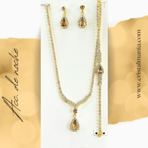 Collar, aretes y pulsera dorados de cristal blanco y cafe Christina Collection. Juego de collares y aretes perfecto para acompañar un vestido de noche puede transformar completamente tu look, haciéndote destacar en cualquier evento. Accesorios de noche para tu vestido de noche.