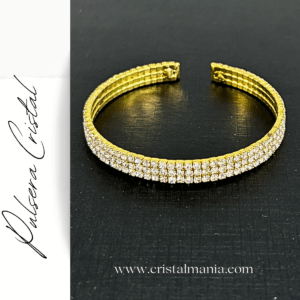 Pulsera dorada 3 filas de cristal marca Christina Collection. Las pulseras de cristal son accesorios elegantes y versátiles que pueden transformar cualquier atuendo en una opción deslumbrante para una noche especial. Pulsera de cristal perfecta para lucir espectacular en cualquier evento nocturno. ¡Déjate deslumbrar por el brillo y la elegancia de estos hermosos accesorios!