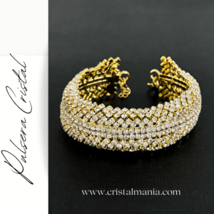 Pulsera dorada ajustable de cristal marca Christina Collection. Las pulseras de cristal son accesorios elegantes y versátiles que pueden transformar cualquier atuendo en una opción deslumbrante para una noche especial. Pulsera de cristal perfecta para lucir espectacular en cualquier evento nocturno. ¡Déjate deslumbrar por el brillo y la elegancia de estos hermosos accesorios!