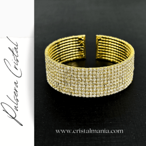 Pulsera dorada 9 hileras de cristal marca Christina Collection. Las pulseras de cristal son accesorios elegantes y versátiles que pueden transformar cualquier atuendo en una opción deslumbrante para una noche especial. Pulsera de cristal perfecta para lucir espectacular en cualquier evento nocturno. ¡Déjate deslumbrar por el brillo y la elegancia de estos hermosos accesorios!