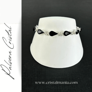 Pulsera plateada de cristal blanco y negro marca Christina Collection. Las pulseras de cristal son accesorios elegantes y versátiles que pueden transformar cualquier atuendo en una opción deslumbrante para una noche especial. Pulsera de cristal perfecta para lucir espectacular en cualquier evento nocturno. ¡Déjate deslumbrar por el brillo y la elegancia de estos hermosos accesorios!