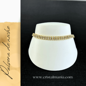 Pulsera dorada 2 hileras de cristal marca Christina Collection. Las pulseras de cristal son accesorios elegantes y versátiles que pueden transformar cualquier atuendo en una opción deslumbrante para una noche especial. Pulsera de cristal perfecta para lucir espectacular en cualquier evento nocturno. ¡Déjate deslumbrar por el brillo y la elegancia de estos hermosos accesorios!