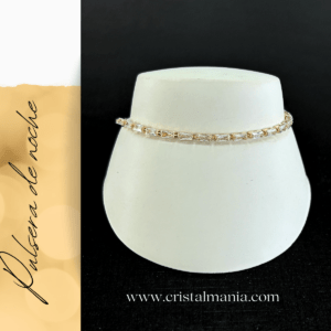 Pulsera dorada 1 hilera de cristal baguette marca Christina Collection. Las pulseras de cristal son accesorios elegantes y versátiles que pueden transformar cualquier atuendo en una opción deslumbrante para una noche especial. Pulsera de cristal perfecta para lucir espectacular en cualquier evento nocturno. ¡Déjate deslumbrar por el brillo y la elegancia de estos hermosos accesorios!