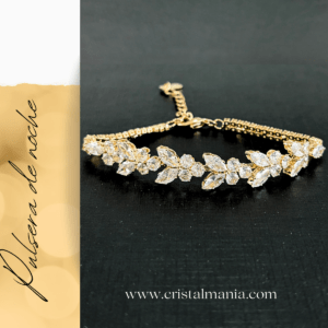 Pulsera dorada ajustable de cristal cubic zirconia marca Christina Collection. Las pulseras de cristal son accesorios elegantes y versátiles que pueden transformar cualquier atuendo en una opción deslumbrante para una noche especial. Pulsera de cristal perfecta para lucir espectacular en cualquier evento nocturno. ¡Déjate deslumbrar por el brillo y la elegancia de estos hermosos accesorios!