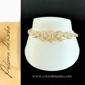 Pulsera dorada cristal cubic Zirconia marca Christina Collection. Las pulseras de cristal son accesorios elegantes y versátiles que pueden transformar cualquier atuendo en una opción deslumbrante para una noche especial. Pulsera de cristal perfecta para lucir espectacular en cualquier evento nocturno. ¡Déjate deslumbrar por el brillo y la elegancia de estos hermosos accesorios!