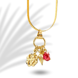 Collar con diijes de corazón, trebol 4 hojas y cristales rojos en acero inoxidable. Los collares con dijes de corazón son un accesorio clásico y atemporal que nunca pasa de moda. Estos collares son perfectos para expresar amor, cariño y afecto, y son un regalo ideal para cualquier ocasión especial