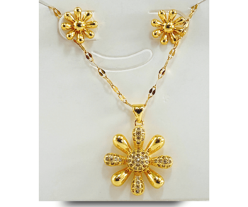 Collar y aretes de moda dorados para mujer en acero inoxidable con flores, Descubre nuestros elegantes sets de collares y aretes de acero inoxidable, ¡la moda perfecta que complementa tu belleza! ✨  #cristalmania #ComplementaTuBrillo