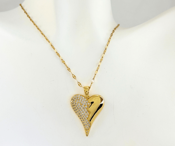 Collar y aretes de moda dorados para mujer en acero inoxidable con corazones, Descubre nuestros elegantes sets de collares y aretes de acero inoxidable, ¡la moda perfecta que complementa tu belleza! ✨  #cristalmania #ComplementaTuBrillo