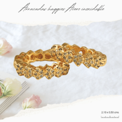 Arracadas dorados con cristales miden 2 x 0.50 cms. Las arracadas huggies se han convertido en un accesorio imprescindible en el mundo de la moda. Son versátiles, elegantes y cómodas, lo que las hace ideales tanto para el uso diario como para ocasiones especiales.