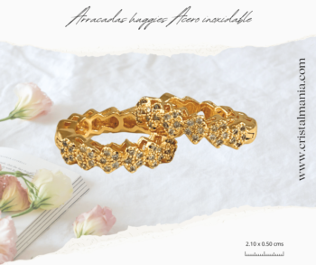 Arracadas dorados con cristales miden 2 x 0.50 cms. Las arracadas huggies se han convertido en un accesorio imprescindible en el mundo de la moda. Son versátiles, elegantes y cómodas, lo que las hace ideales tanto para el uso diario como para ocasiones especiales.