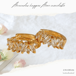 Arracadas huggies doradas con cristales estilo baguette miden 2.10 x 0.50 cms