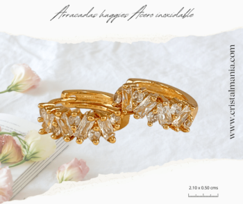 Arracadas huggies doradas con cristales estilo baguette miden 2.10 x 0.50 cms