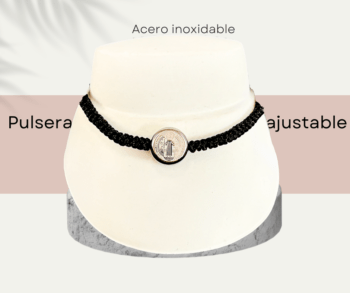 Pulsera ajustable de San Benito en acero inoxidable Llévate la protección de San Benito contigo todos los días. Esta pulsera es un escudo contra las malas energías y el mal de ojo. No salgas sin tu pulsera