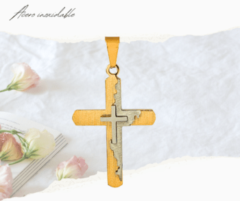 Dije Cruz 2 tonos en acero inoxidable joyeria religiosa, joyería católica, dijes de cruces, cruz en acero inoxidable ✨ Elegancia que trasciende ✨ Descubre nuestra cruz en dos tonos, una fusión perfecta entre tradición y estilo contemporáneo. 🌟 Detalles en acero inoxidable en tonos plata y oro que simbolizan equilibrio y fortaleza. Ideal para llevar contigo lo que realmente importa. #FeConEstilo  #CruzModerna #cristalmania #accesorios religiosos 