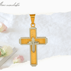 Dije Cruz 2 tonos en acero inoxidable joyeria religiosa, joyería católica, dijes de cruces, cruz en acero inoxidable ✨ Elegancia que trasciende ✨ Descubre nuestra cruz en dos tonos, una fusión perfecta entre tradición y estilo contemporáneo. 🌟 Detalles en acero inoxidable en tonos plata y oro que simbolizan equilibrio y fortaleza. Ideal para llevar contigo lo que realmente importa. #FeConEstilo  #CruzModerna #cristalmania #accesorios religiosos 