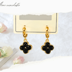Aretes chicos huggies dorados acero inoxidable adornos de moda negros. Los aretes huggies son un tipo de aretes pequeños que se ajustan muy cerca del lóbulo de la oreja, creando un efecto de "abrazo". A diferencia de los aros tradicionales, los huggies son más delicados y se ajustan de manera más ceñida, lo que los hace muy cómodos para usar durante largos periodos de tiempo. 